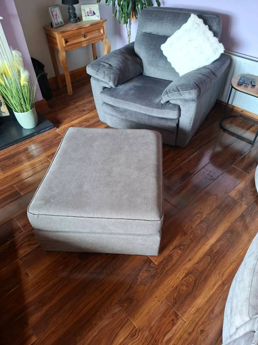 Ottoman/ Pouffe - Image 1