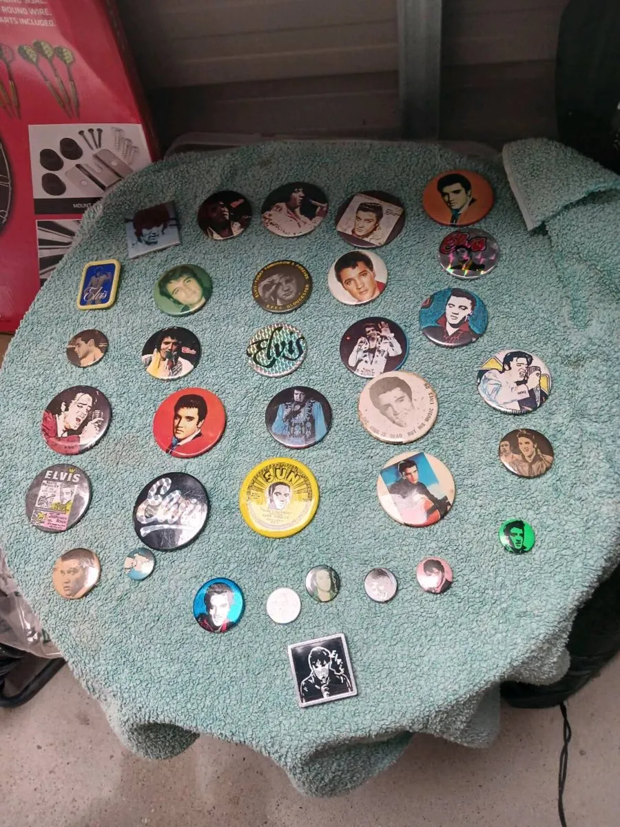 Elvis presley badges - Image 1