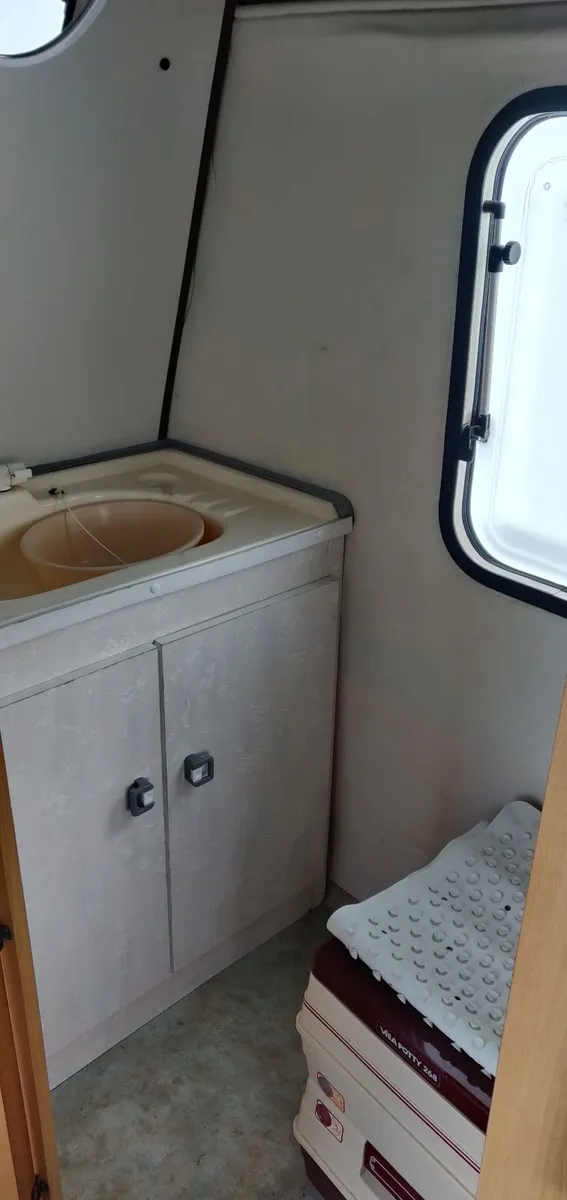 2002 Freedom Jetstream 200 2 berth caravan - Image 4