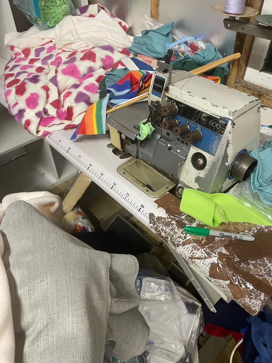 Buttoner and overlocker - Image 2