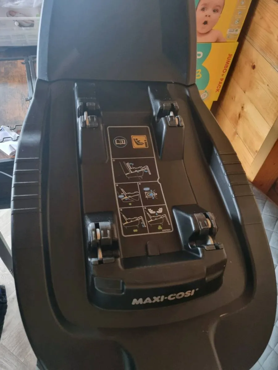 Maxi Cosi Zelia S Travel System with Isofix Base - Image 2