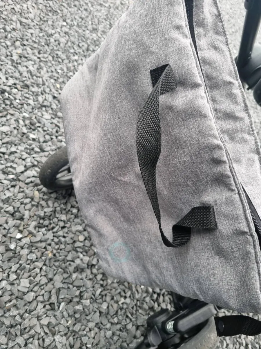 Maxi Cosi Zelia S Travel System with Isofix Base - Image 3