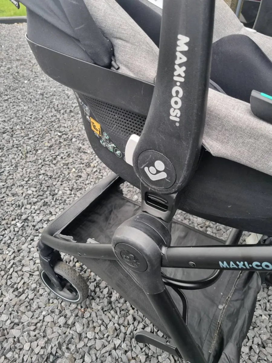 Maxi Cosi Zelia S Travel System with Isofix Base - Image 4