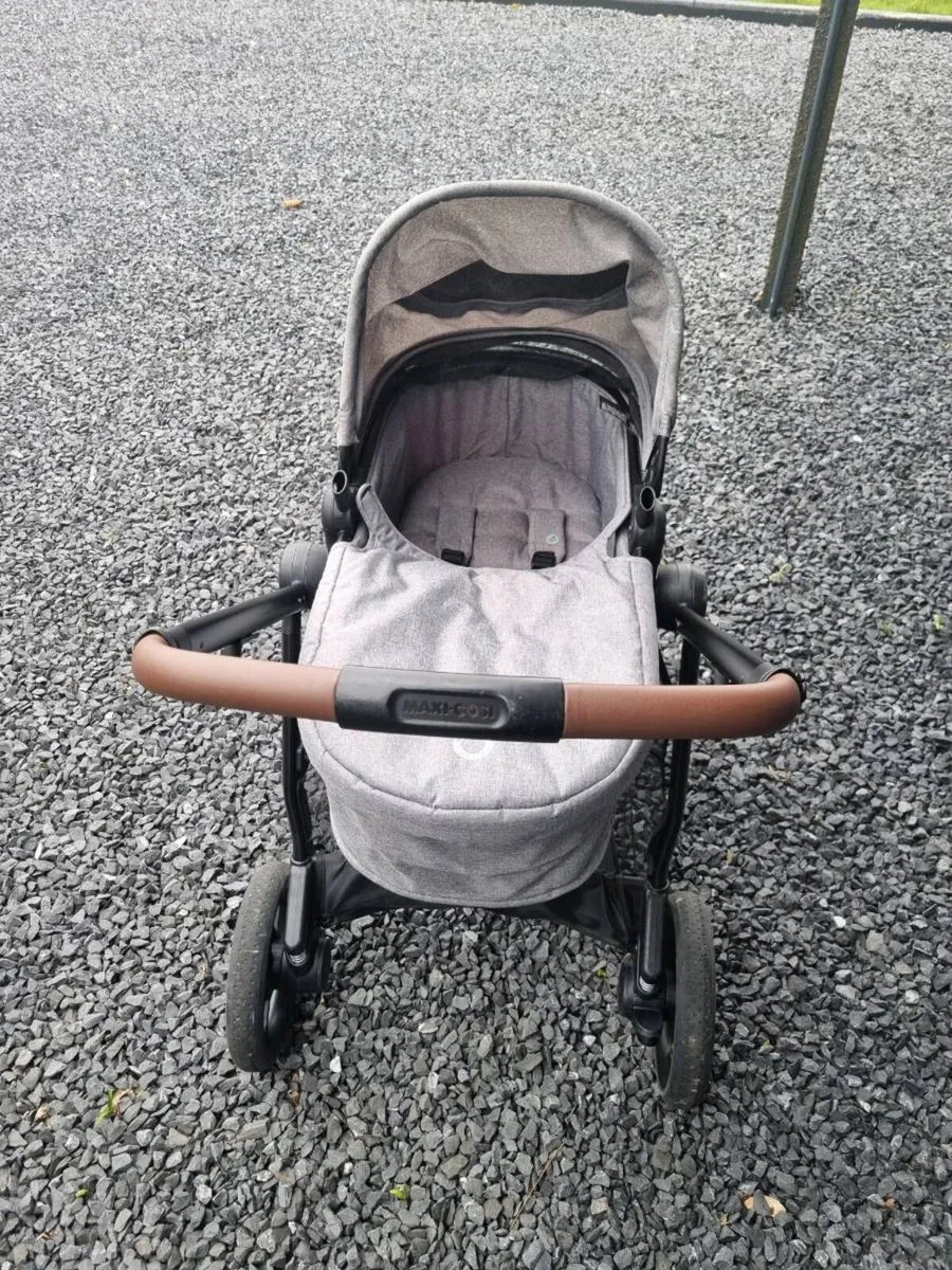 Maxi Cosi Zelia S Travel System with Isofix Base - Image 1