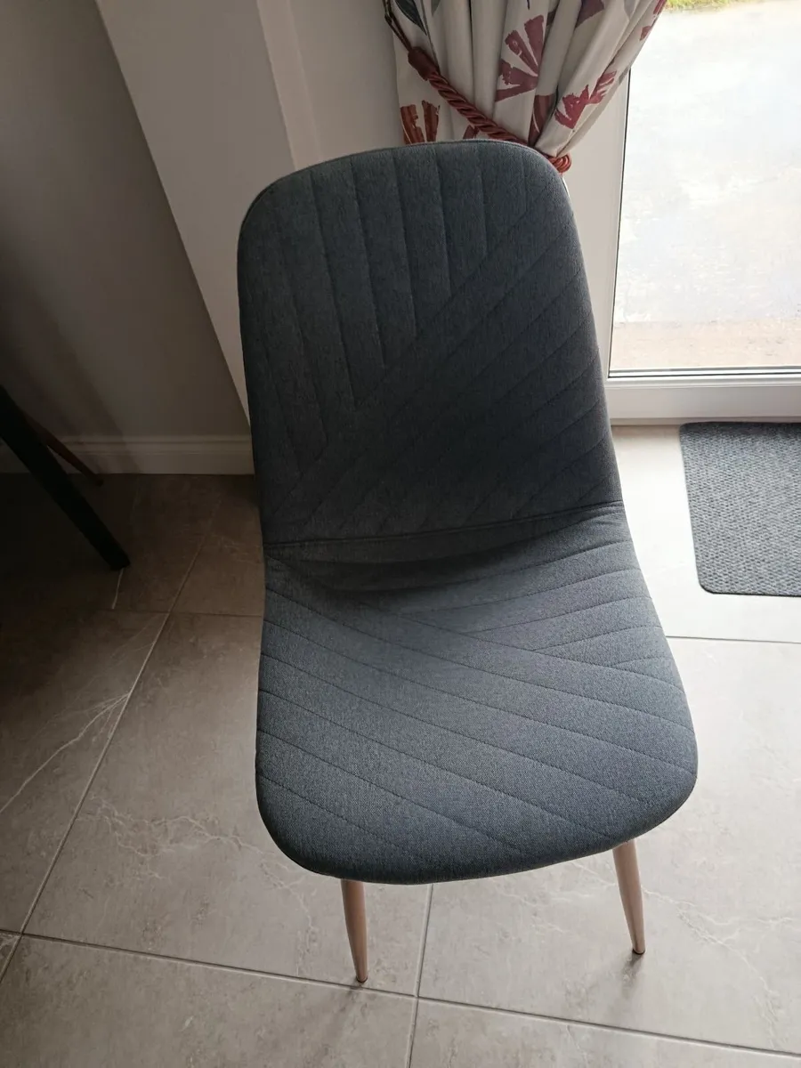 Table & chairs - Image 3