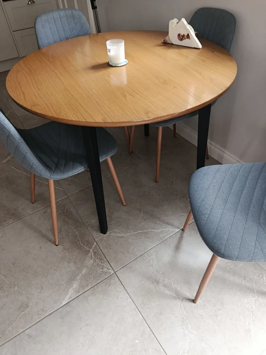 Table & chairs - Image 2