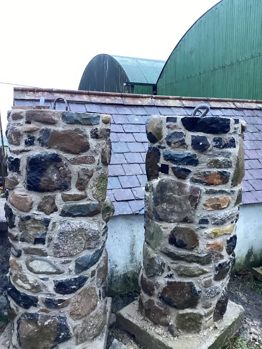Stone pillars - Image 1