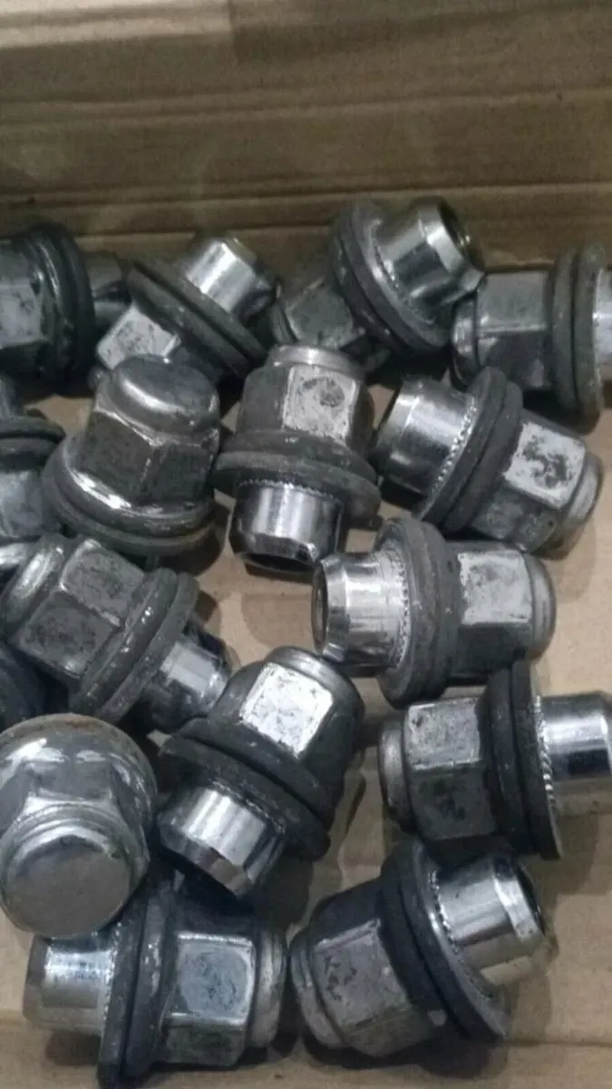 Toyota original wheels nuts set with lock nuts - Image 2