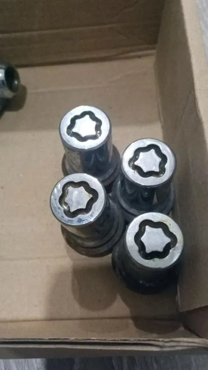 Toyota original wheels nuts set with lock nuts - Image 3