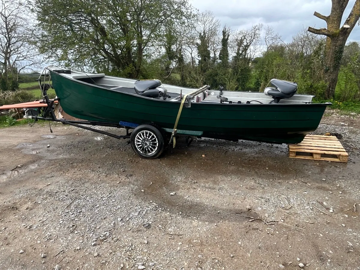 17.5ft fibreglass lake boat - Image 1