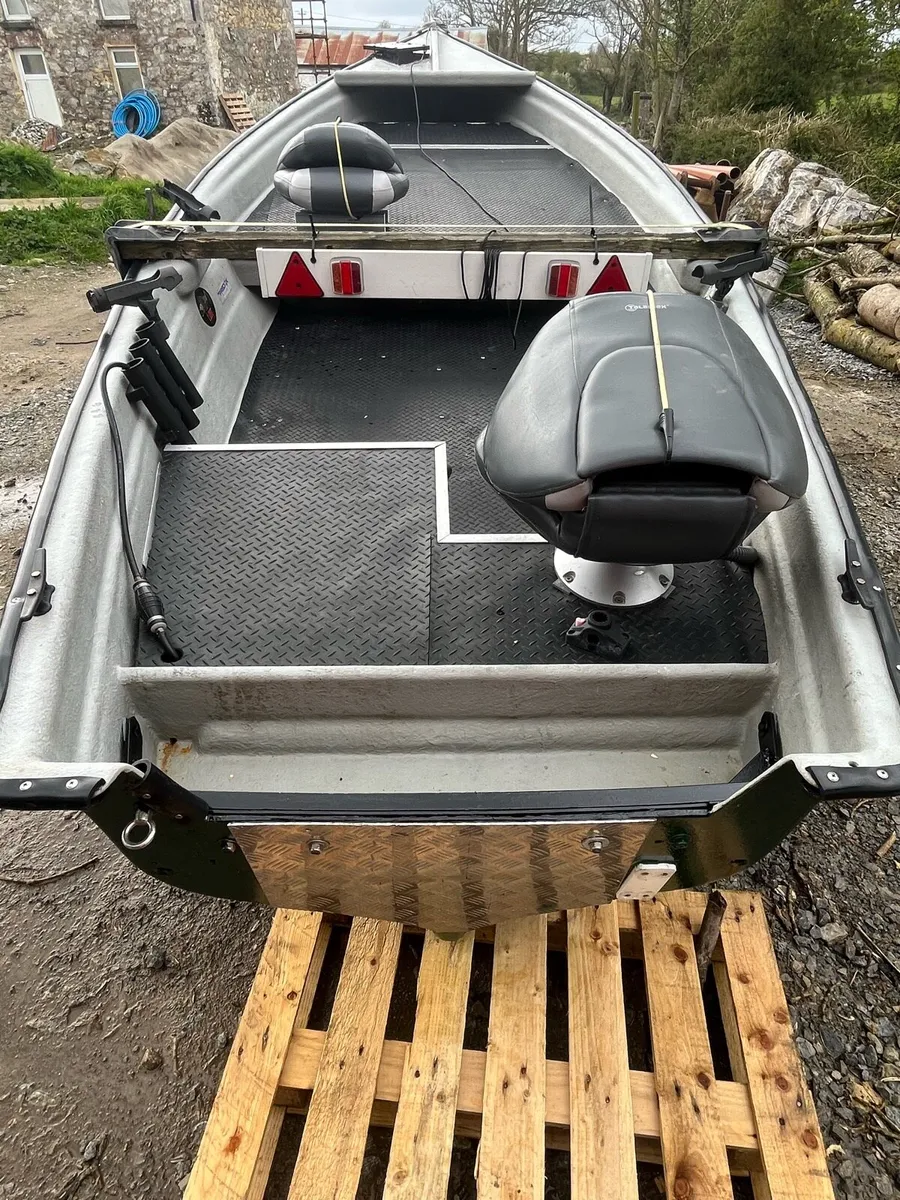 17.5ft fibreglass lake boat - Image 3