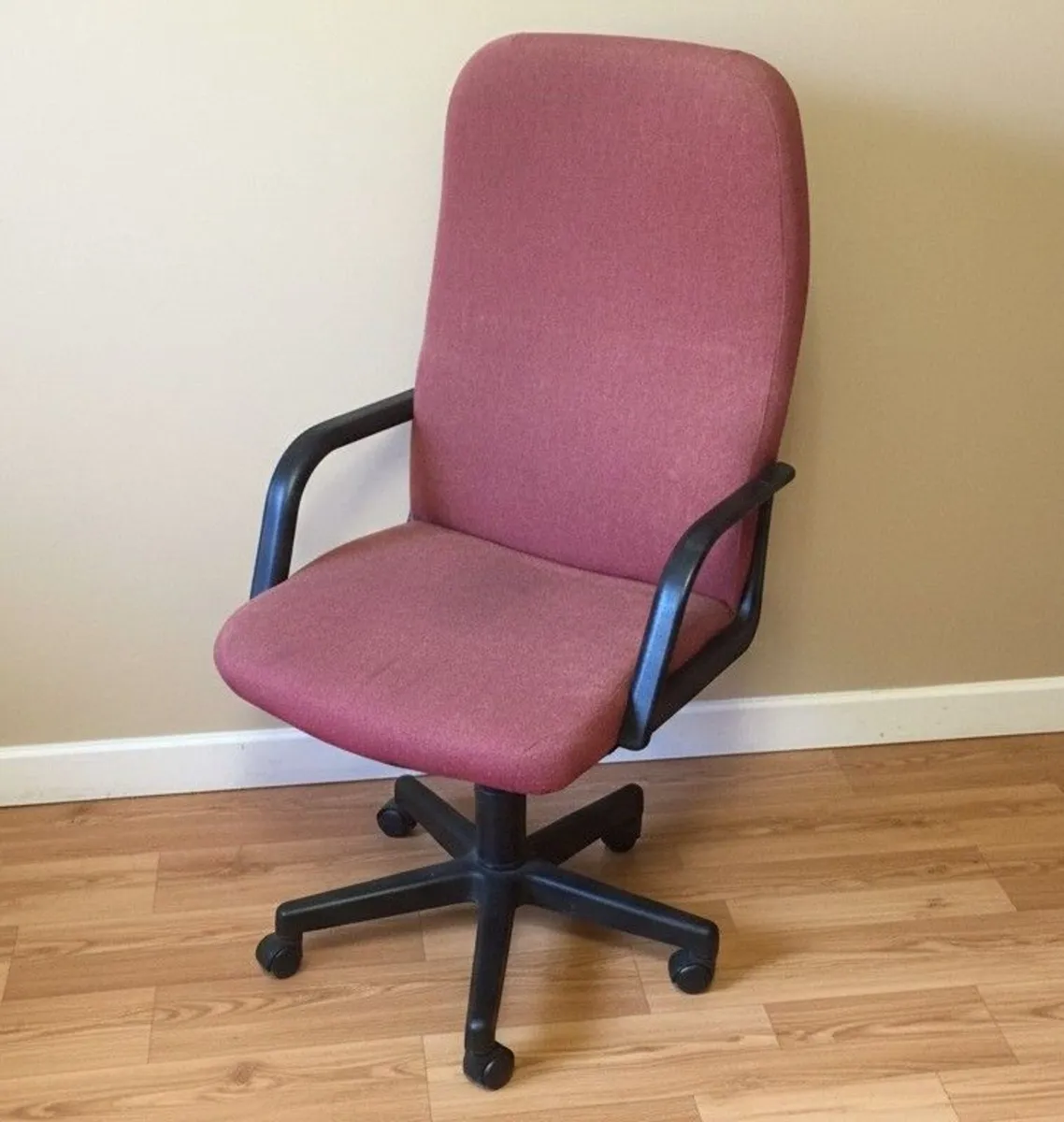 Comfortable Office Chair - Height Adjustable - Image 1