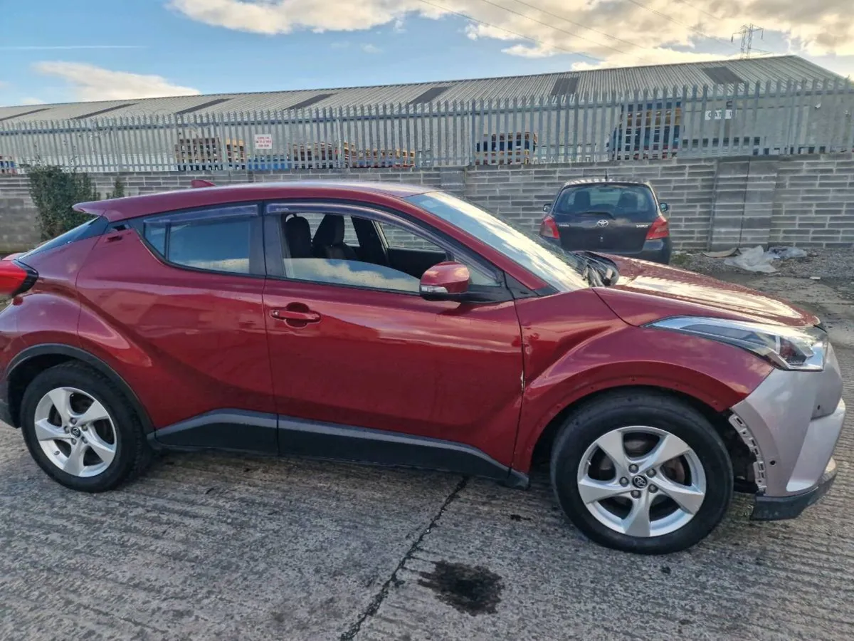 2017 Hybrid Toyota chr - Image 2