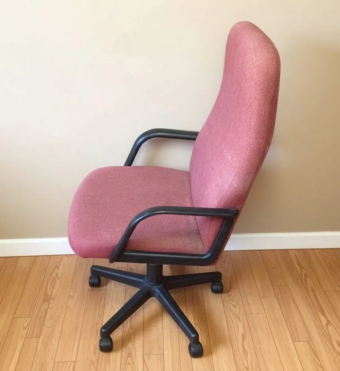 Comfortable Office Chair - Height Adjustable - Image 4