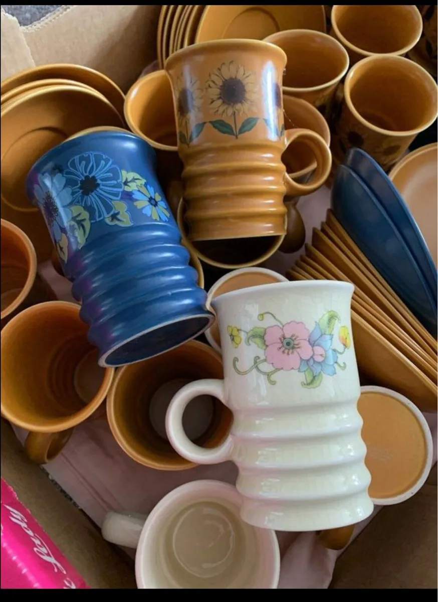 Large box of mugs and saucers - Image 4