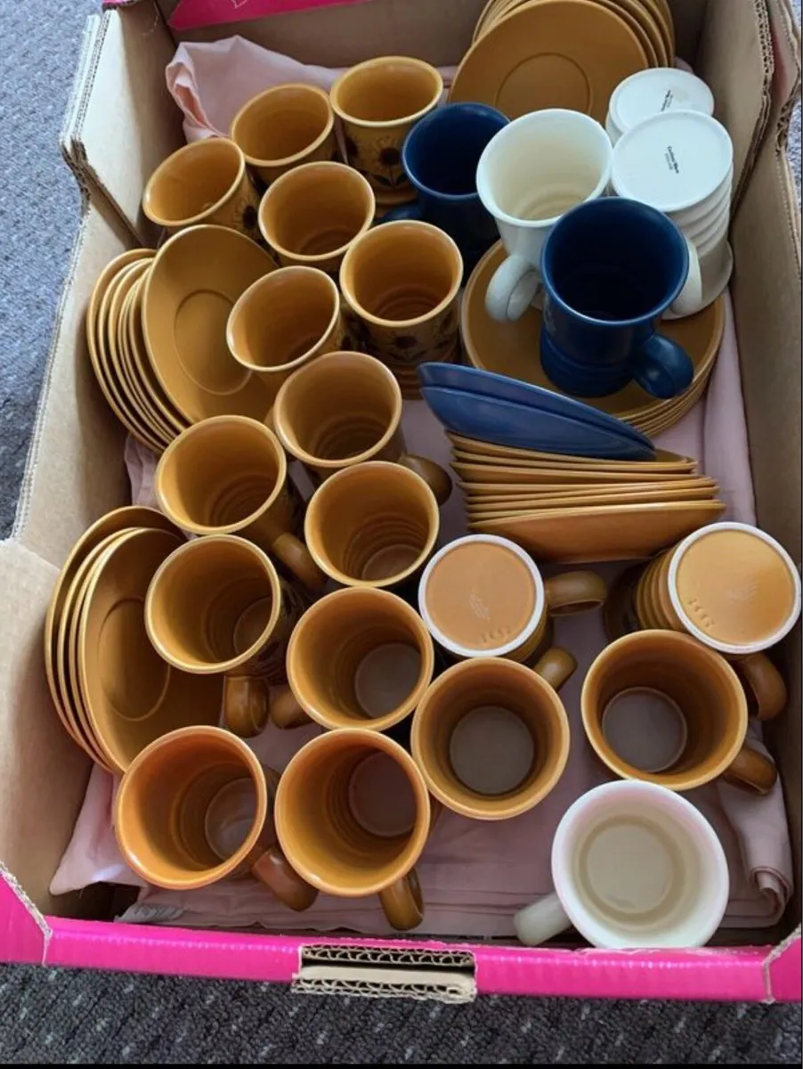 Large box of mugs and saucers - Image 1