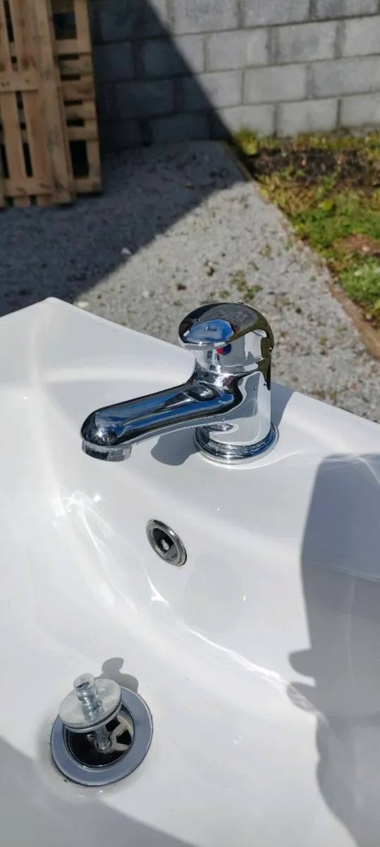 Ceramic Bathroom Pedestal & Basin - Image 2