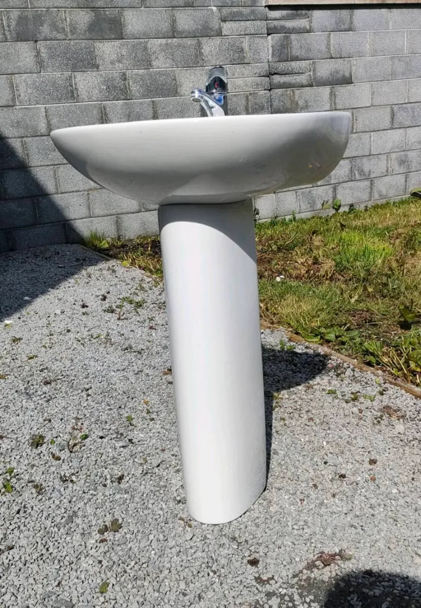 Ceramic Bathroom Pedestal & Basin - Image 1