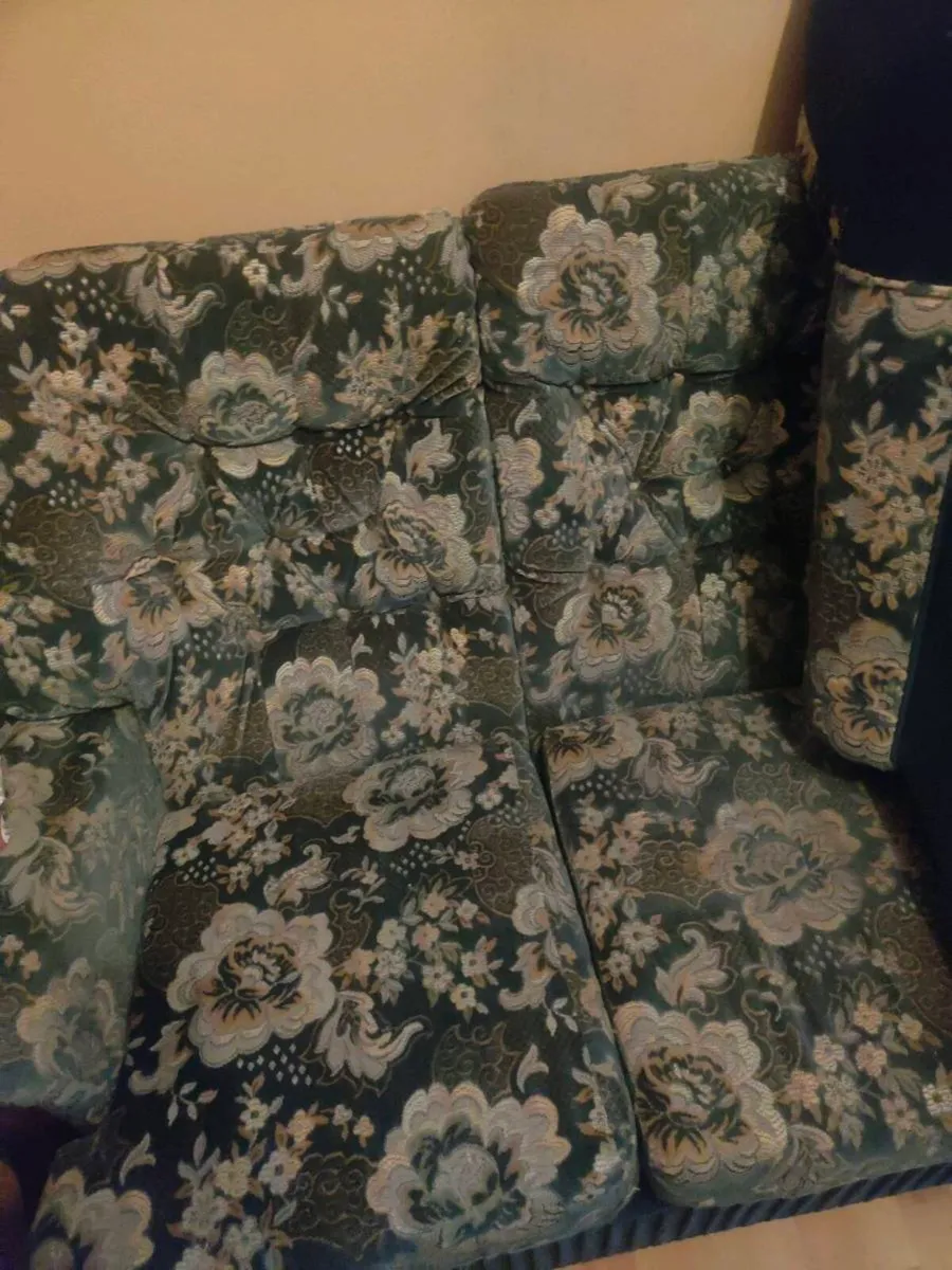 Suite of furniture - Image 1