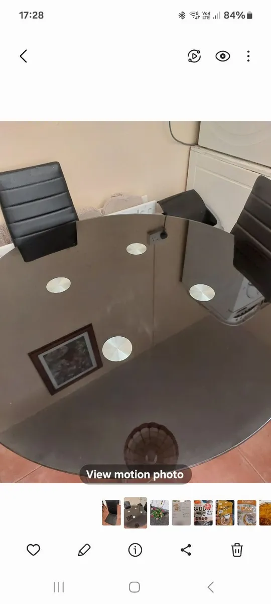 Table and chairs - Image 1