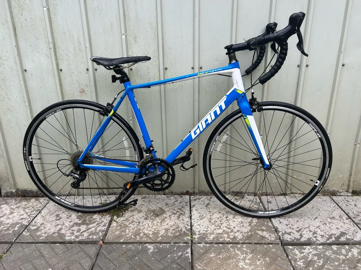 Giant Defy Road Bike size ML - Image 1