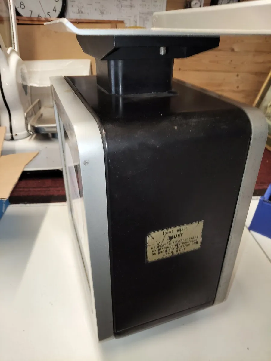 Vintage Avery post office weighing scales - Image 3