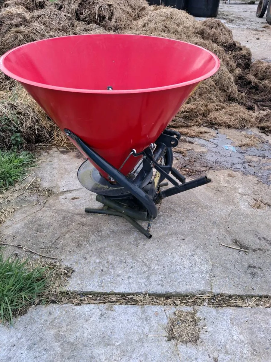 Cavallo Fertiliser Spreader - Image 1