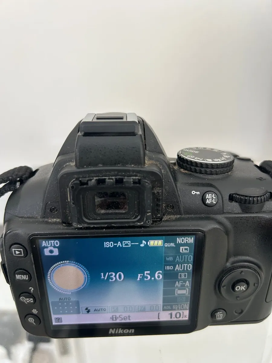 Nikon D3000 Camera - Image 4