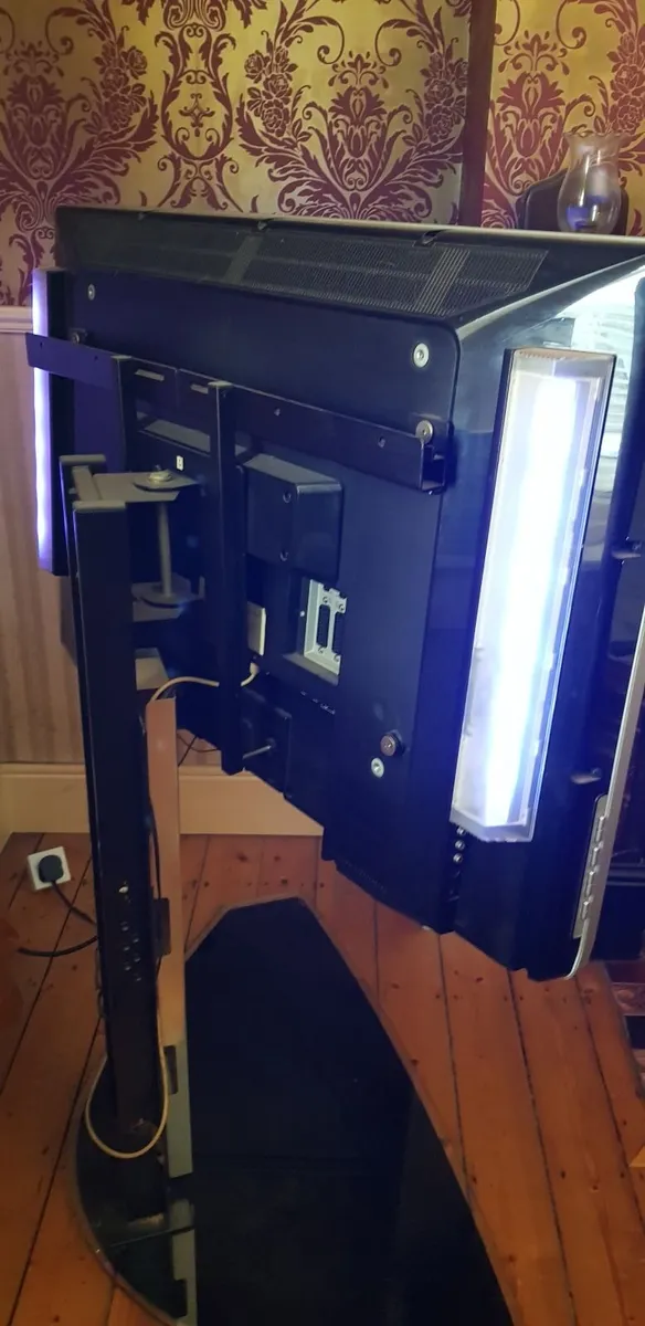 Philips ambilight 42" tv - Image 2