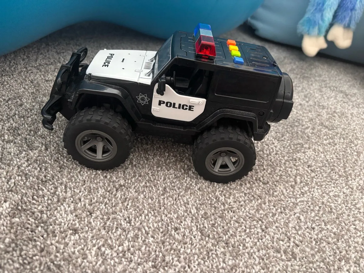 Misc toys ( service vehicles, peppa pig) € 10 each - Image 3