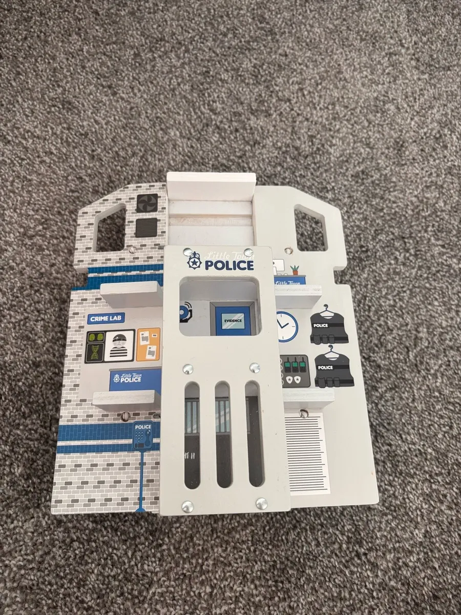 Misc toys ( service vehicles, peppa pig) € 10 each - Image 4