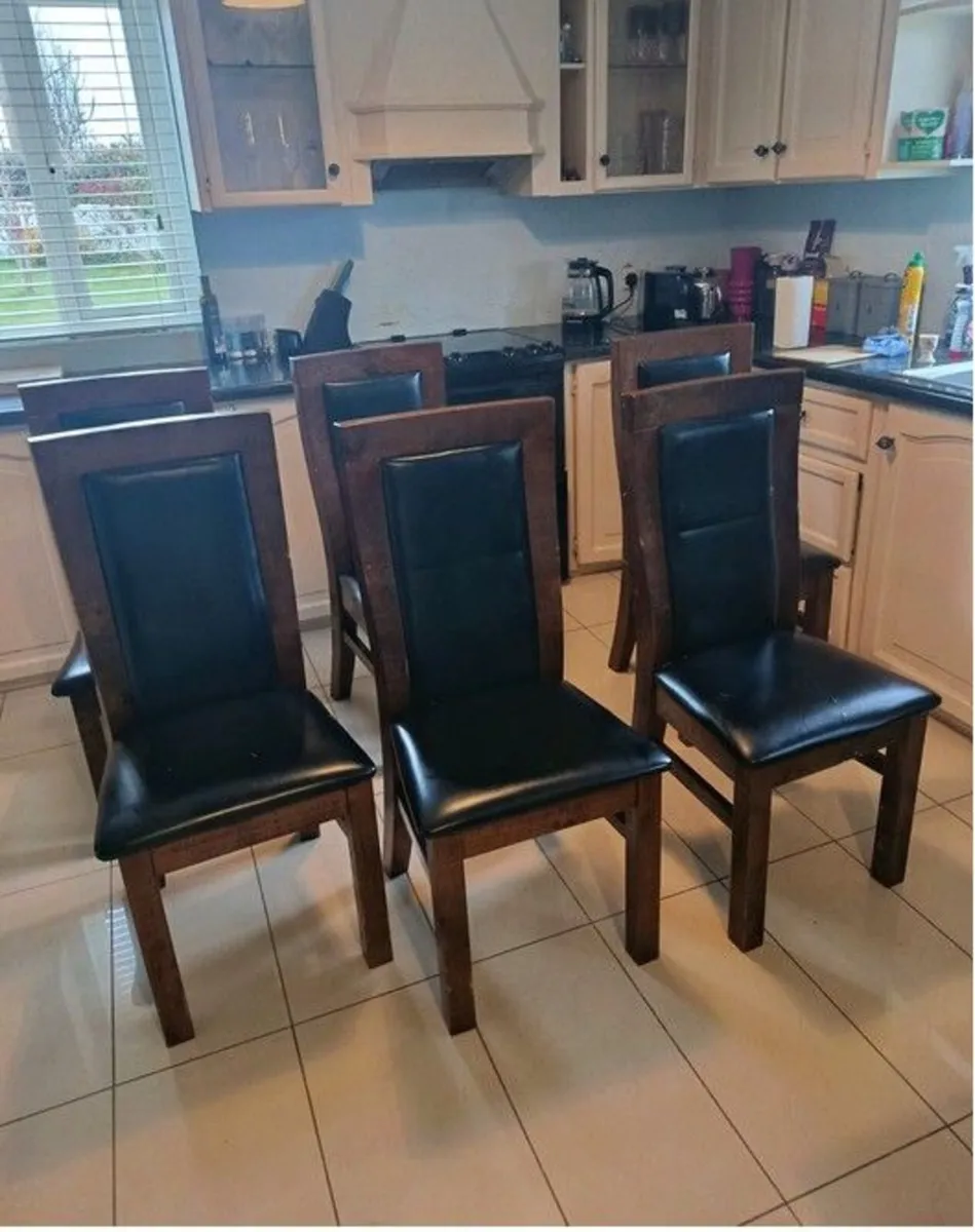 Table & chairs - Image 3