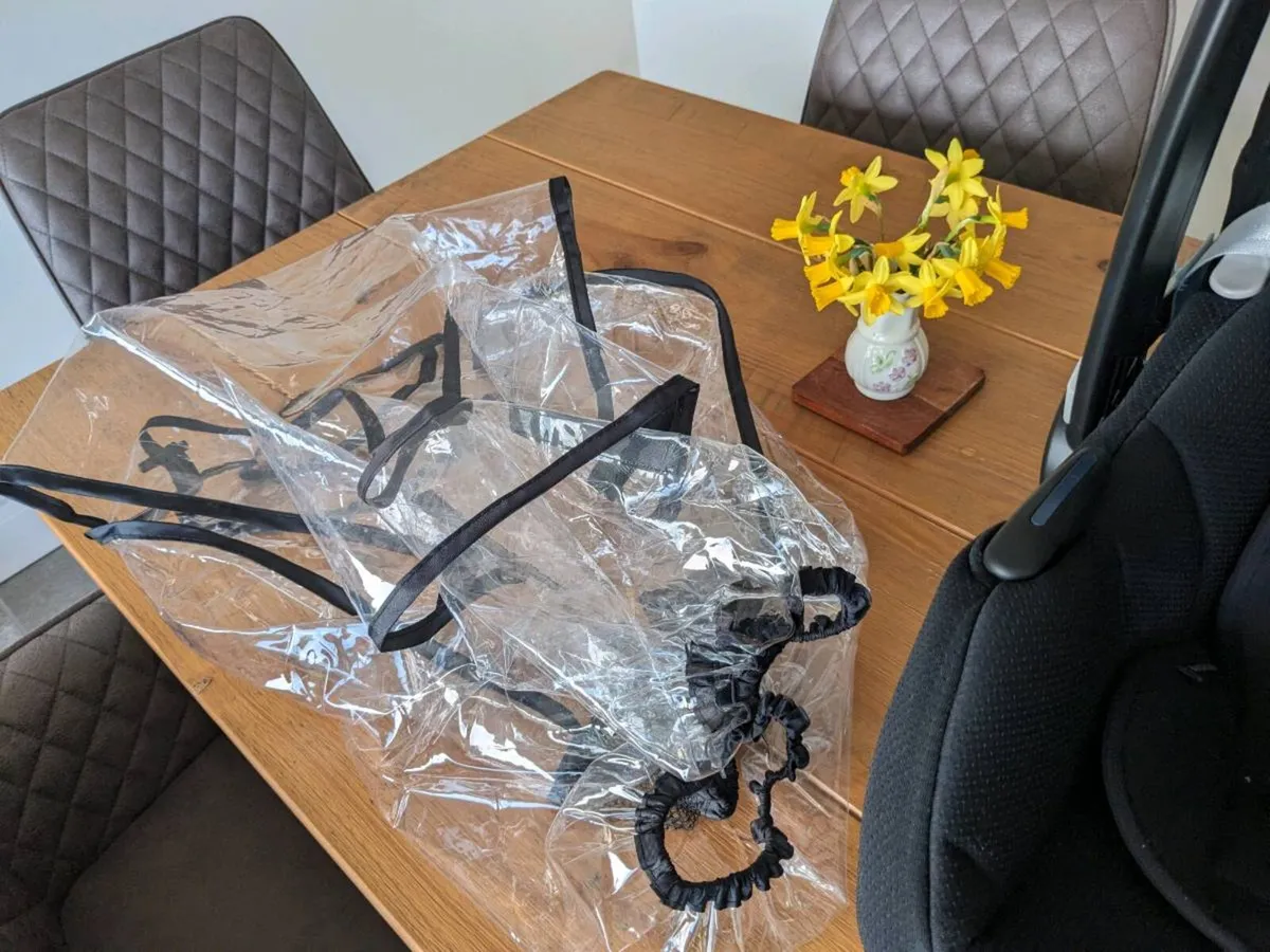 New Born Childs Car Seat, Baby Bath , Moses Basket - Image 4