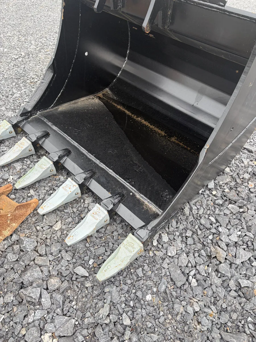 Unused Mc Cleary attachments & digger buckets - Image 1