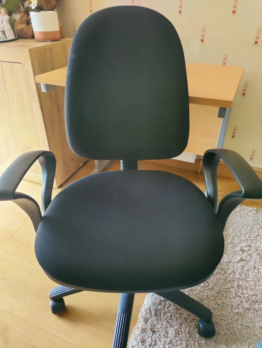 Office table and chair - Image 2