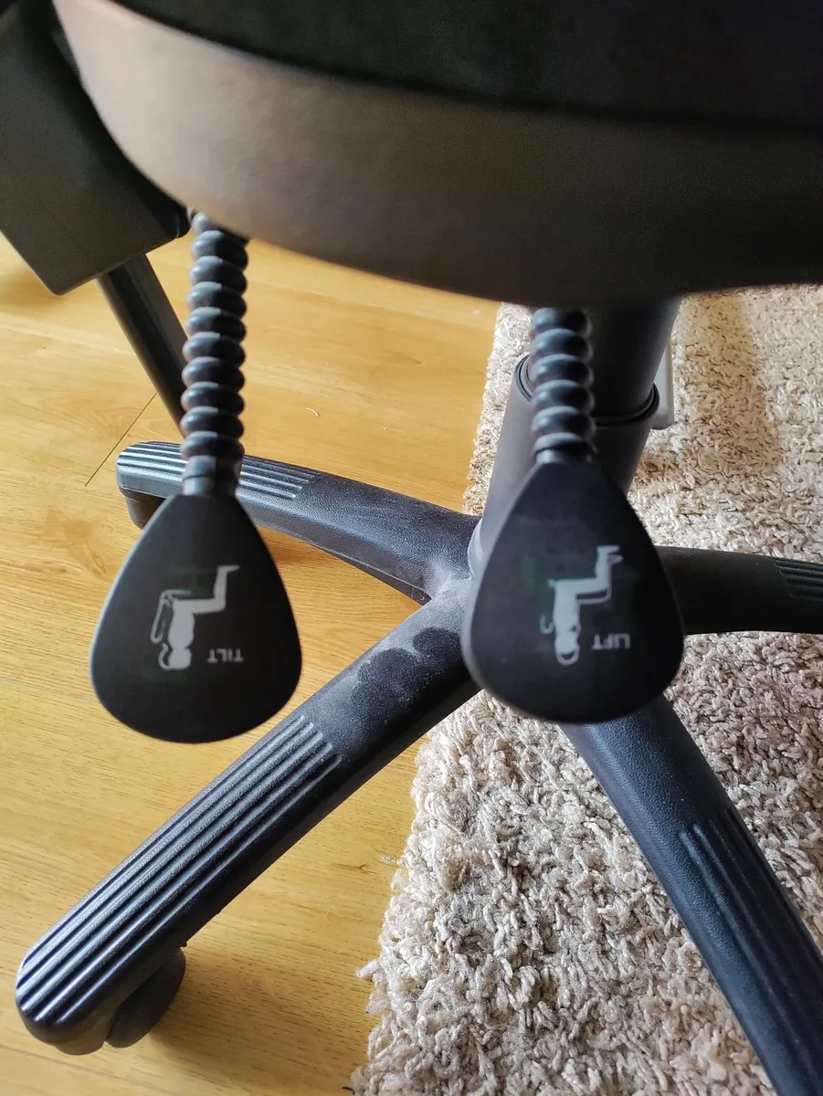 Office table and chair - Image 4