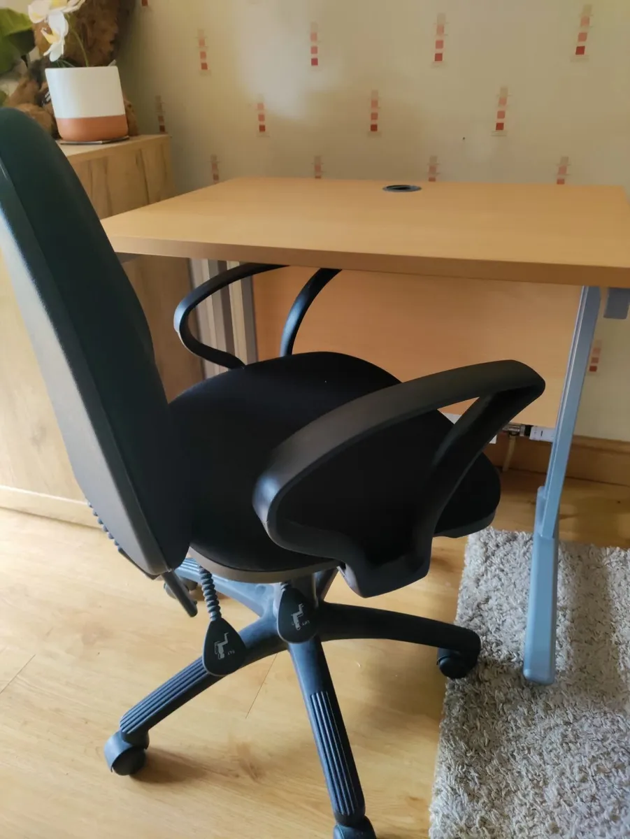 Office table and chair - Image 3