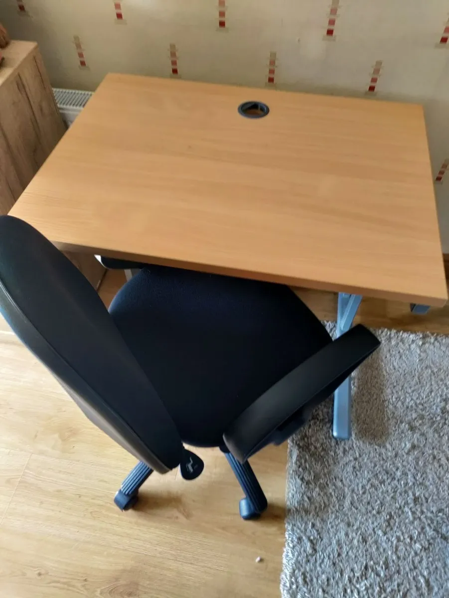 Office table and chair - Image 1