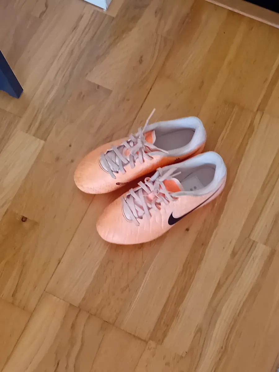 Girls Nike Football Boots - Image 1