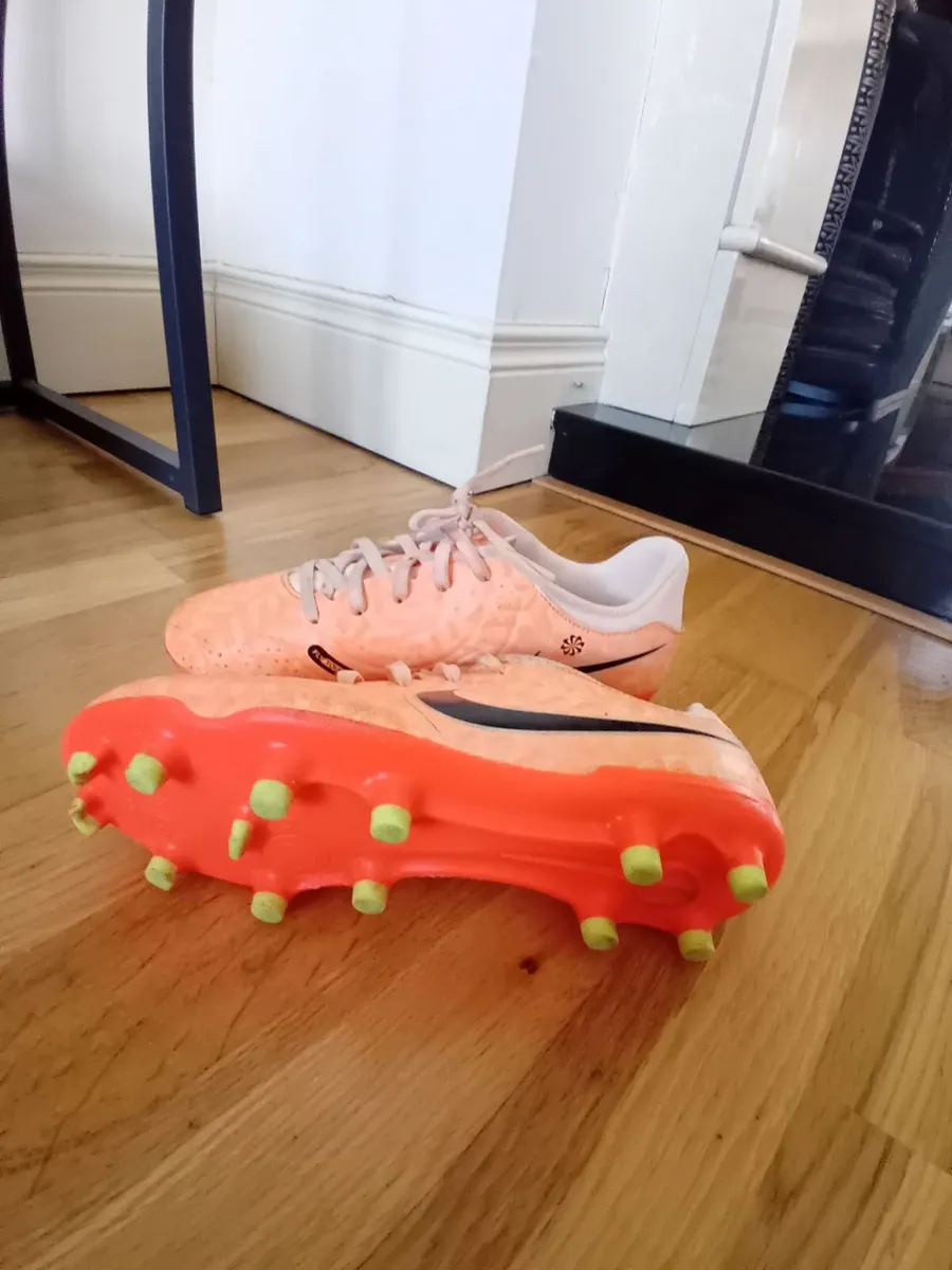 Girls Nike Football Boots - Image 2