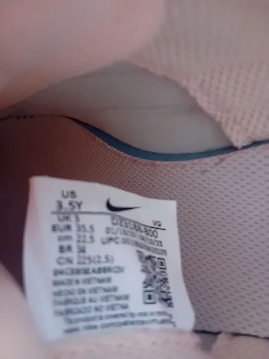 Girls Nike Football Boots - Image 3