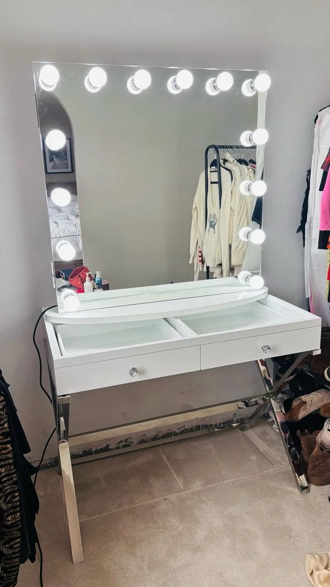 Vanity table - Image 1