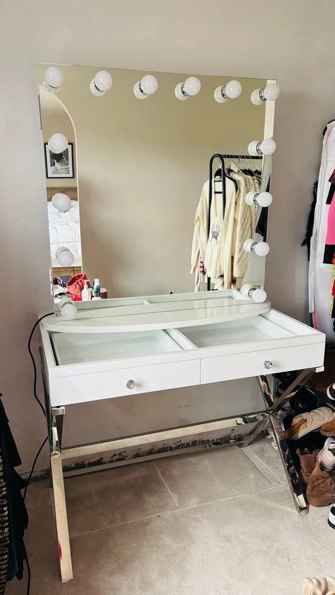 Vanity table - Image 2