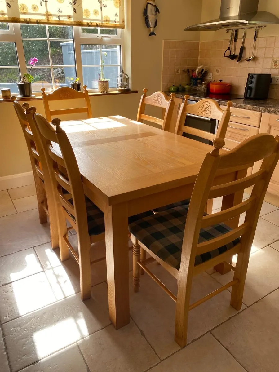 Kitchen table and chairs - Image 2