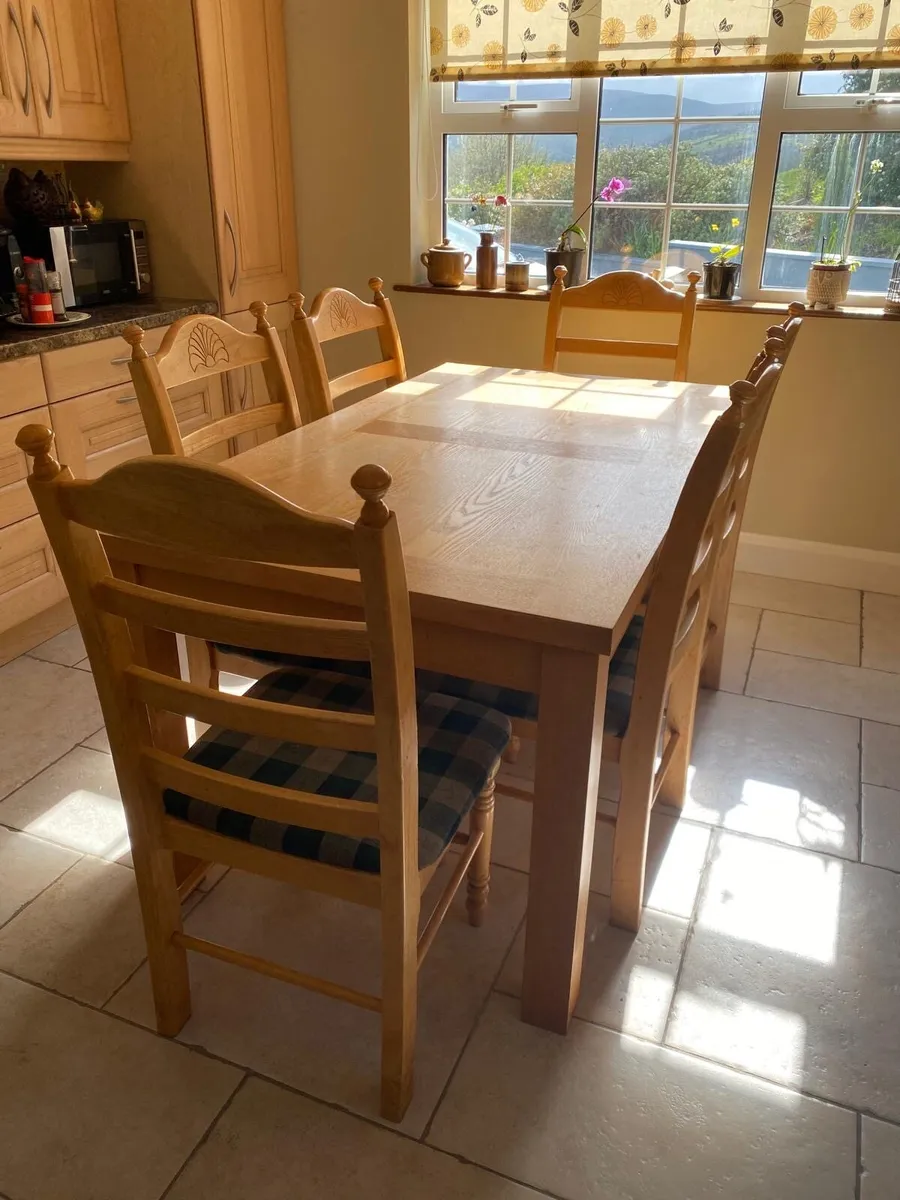 Kitchen table and chairs - Image 1