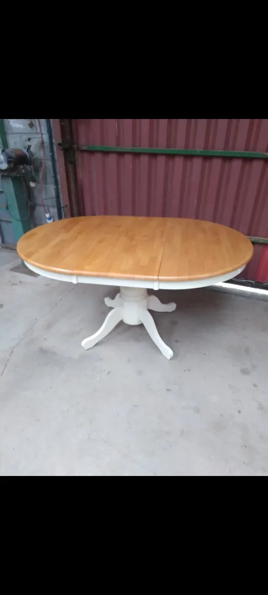 Round extendable table with 4 chairs - Image 1