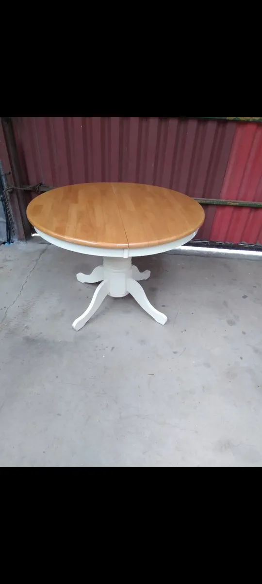 Round extendable table with 4 chairs - Image 2