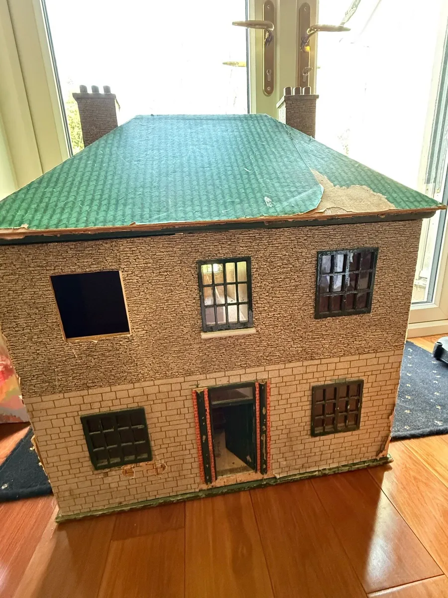 Vintage doll house - Image 1