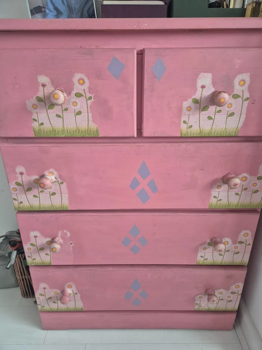 Chest of drawers