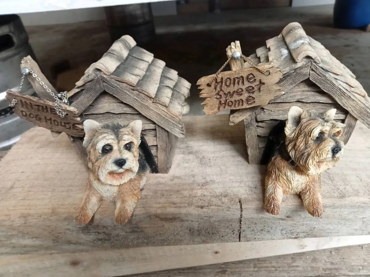 Two old dog houses - Image 1